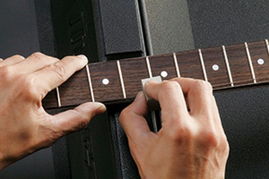 IbanezIFC1000 Fret Shine & Brush Set　フレットクリーニングセットの画像